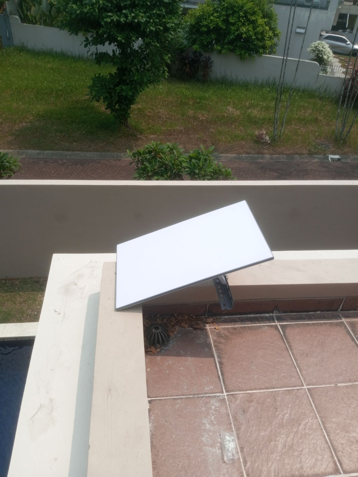 Teknisi Karunia Sinergi memasang Starlink Gen 3 V4 di atap kantor pelanggan