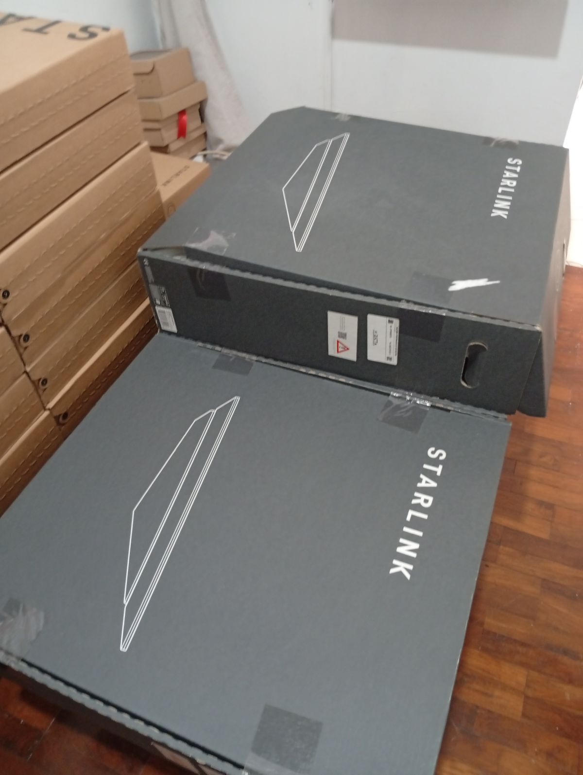 Unit Starlink Gen 3 V4 dan Flat High Performance ready stock, dua perangkat yang sesuai regulasi Starlink untuk darat dan kapal